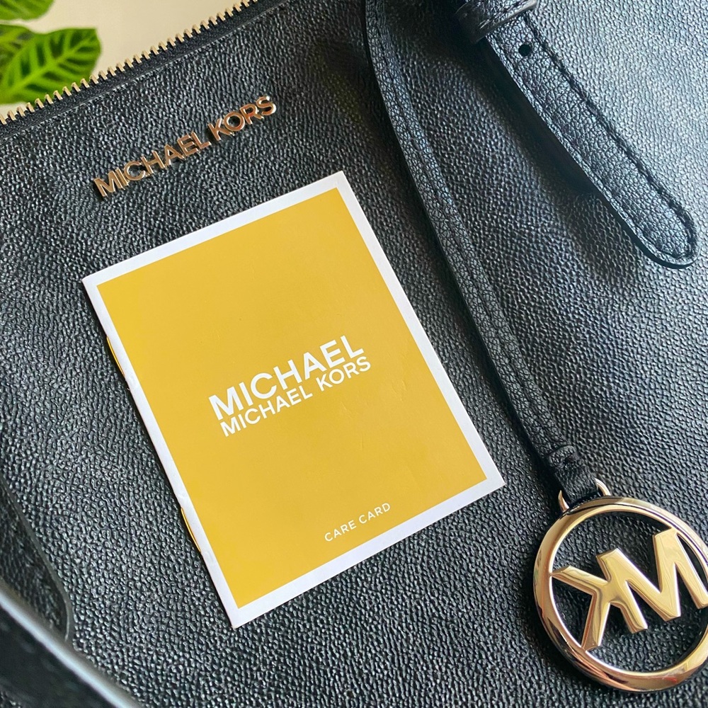 • Michael Kors Shoulder Bag •